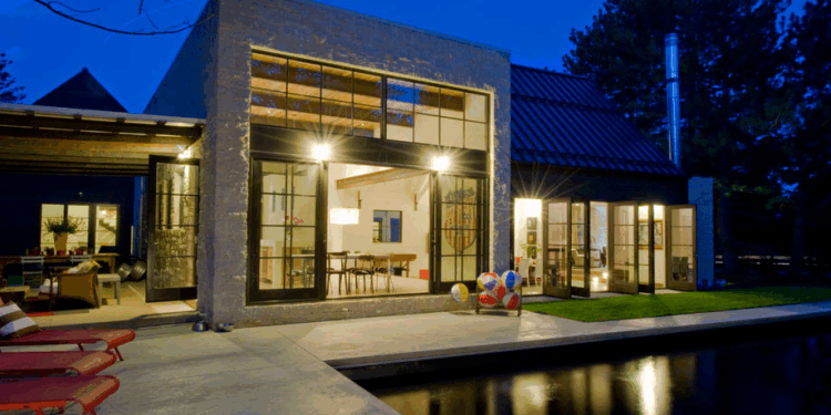 Traditional Meets Contemporary in Hybrid Home Designs: A Fusion of Timeless Elegance and Modern Innovation